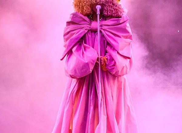 Sia shows off an attractive magenta head gown at 2020 Billboard Music Show as well as performed brand new singular Courage to Change!