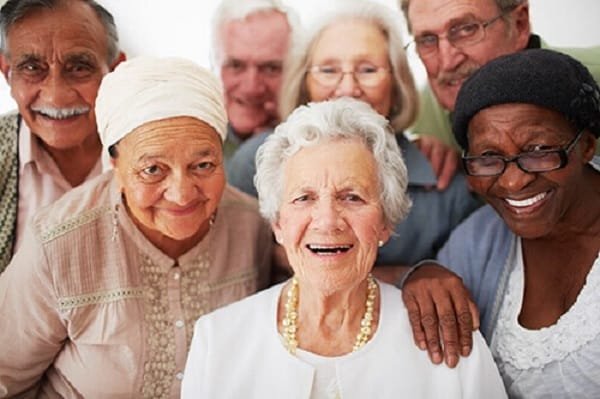 What are the benefits of living in a retirement community?