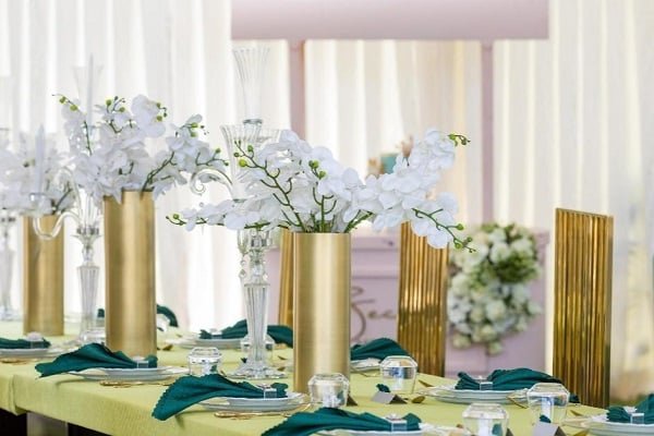 How You Can Stand Out at Your Wedding with Tall and Short Centerpieces